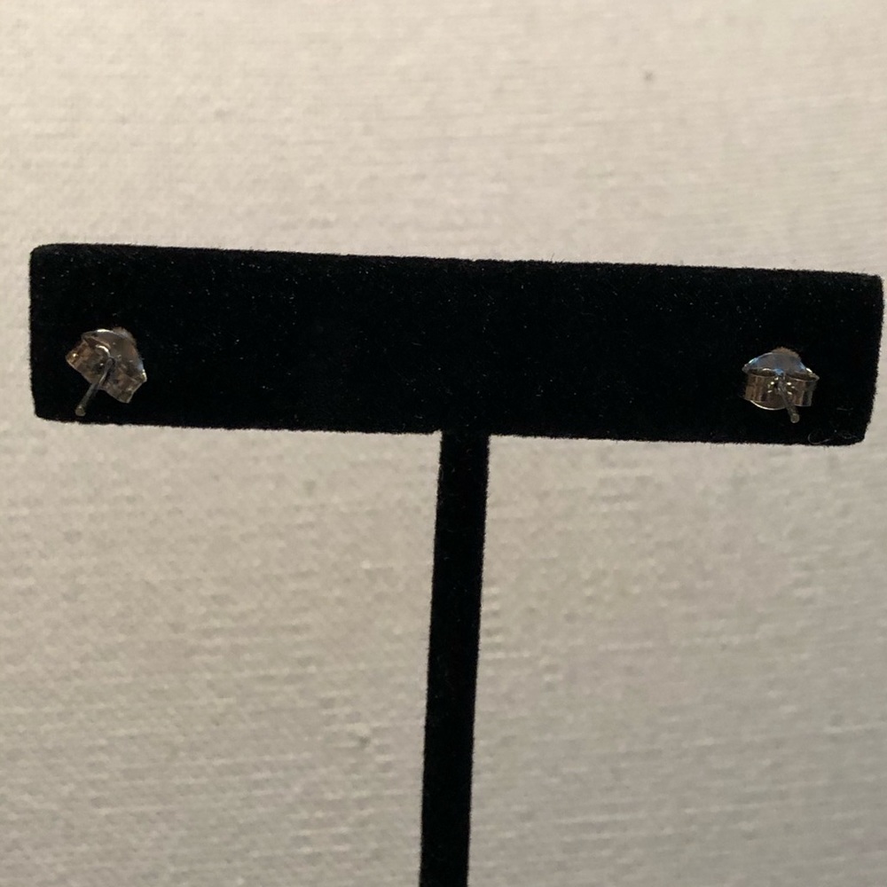 Pearl post earrings - Picture 2 of 3